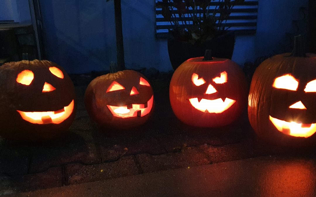 Leuchtende Kürbisgeister