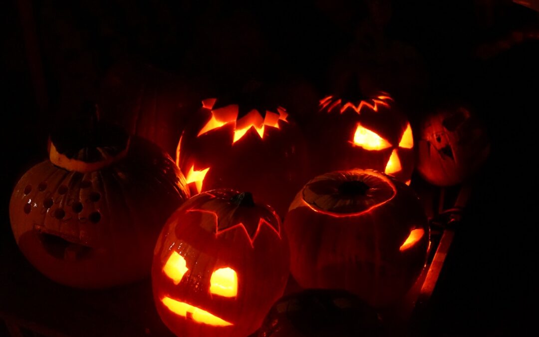 Begeisterte Kids beim Kürbisschnitzen