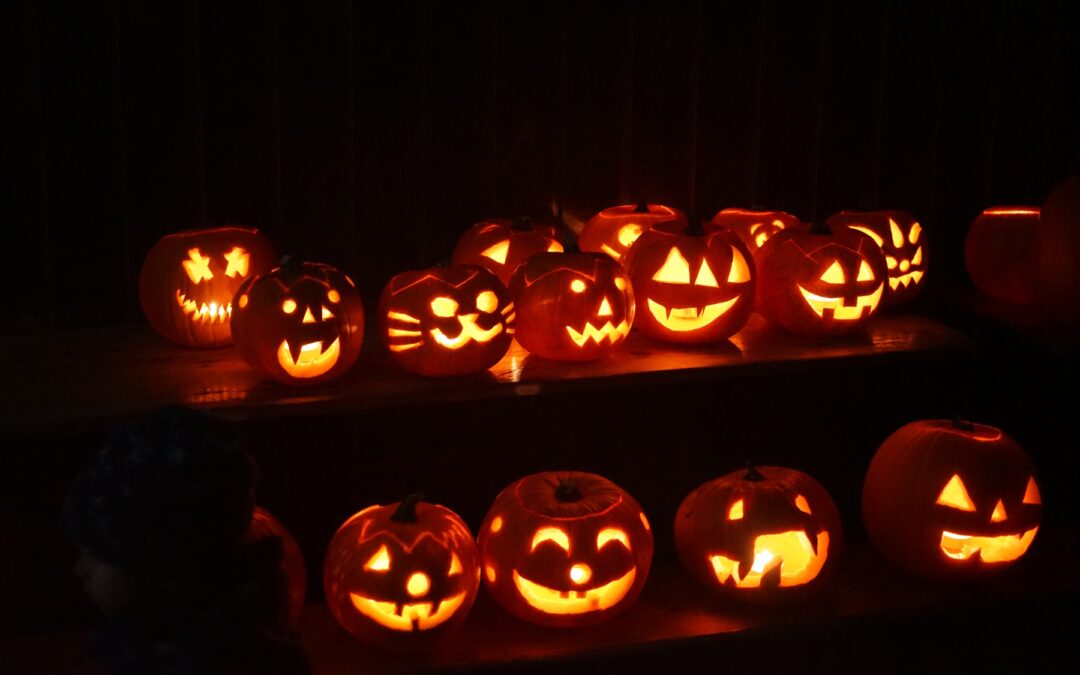 Viele gruselige Kürbisgeister beim Kürbisschnitzen